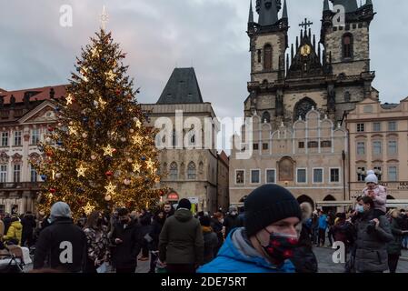 Prague, République tchèque. 29 novembre 2020. Les gens observent l'installation de l'arbre de Noël.l'arbre de Noël a été éclairé sur la place de la vieille ville (Staromestske namesti) à Prague pendant le premier week-end de l'Avent. Le célèbre marché de Noël a été annulé en raison de la pandémie du coronavirus et des restrictions actuelles en République tchèque. Crédit : Tomas Tkacik/SOPA Images/ZUMA Wire/Alay Live News Banque D'Images