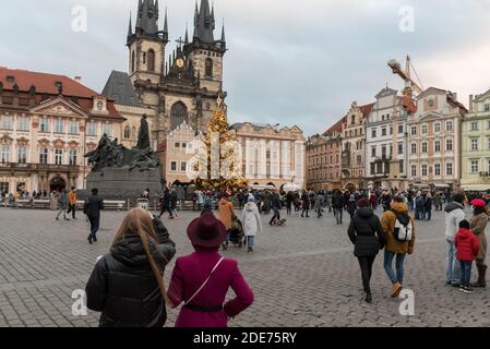 Prague, République tchèque. 29 novembre 2020. Les gens observent l'installation de l'arbre de Noël.l'arbre de Noël a été éclairé sur la place de la vieille ville (Staromestske namesti) à Prague pendant le premier week-end de l'Avent. Le célèbre marché de Noël a été annulé en raison de la pandémie du coronavirus et des restrictions actuelles en République tchèque. Crédit : Tomas Tkacik/SOPA Images/ZUMA Wire/Alay Live News Banque D'Images