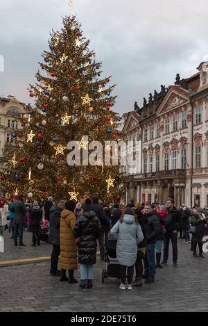 Prague, République tchèque. 29 novembre 2020. Les gens observent l'installation de l'arbre de Noël.l'arbre de Noël a été éclairé sur la place de la vieille ville (Staromestske namesti) à Prague pendant le premier week-end de l'Avent. Le célèbre marché de Noël a été annulé en raison de la pandémie du coronavirus et des restrictions actuelles en République tchèque. Crédit : Tomas Tkacik/SOPA Images/ZUMA Wire/Alay Live News Banque D'Images