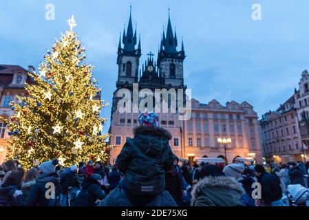 Prague, République tchèque. 29 novembre 2020. Les gens observent l'installation de l'arbre de Noël.l'arbre de Noël a été éclairé sur la place de la vieille ville (Staromestske namesti) à Prague pendant le premier week-end de l'Avent. Le célèbre marché de Noël a été annulé en raison de la pandémie du coronavirus et des restrictions actuelles en République tchèque. Crédit : Tomas Tkacik/SOPA Images/ZUMA Wire/Alay Live News Banque D'Images