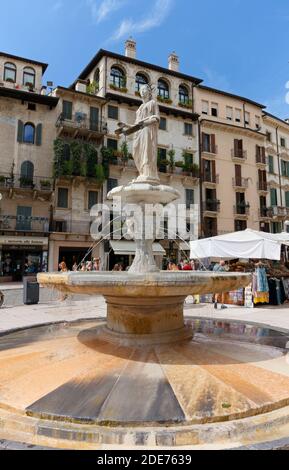 VÉRONE, Italie - 26 août 2020 : statue de la Madonna Vérone, l'un des symboles de la ville, au centre de la Piazza delle Erbe Banque D'Images