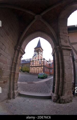 Blick durch einen Torbogen auf die Sylvestrikirche Banque D'Images