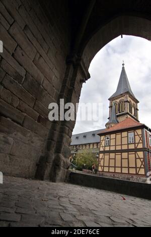 Blick durch einen Torbogen auf die Sylvestrikirche Banque D'Images