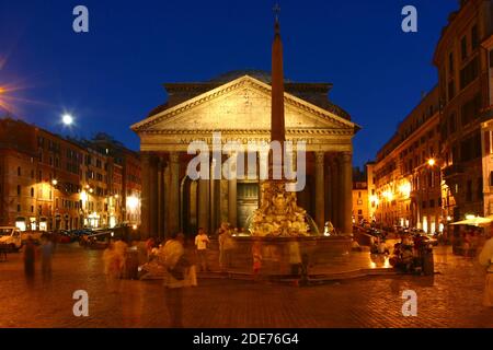 Panthéon sur la Piazza della Rotonda avec l'Obelisco Macuteo au premier plan Banque D'Images