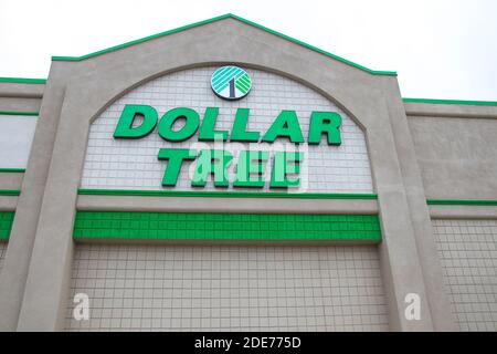 Augusta, GA USA 11 29 20: Dollar Tree signe de construction de magasin de détail Banque D'Images