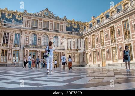Versailles, France - 15 septembre 2019 : touristes à proximité du château de Versailles, France. Banque D'Images