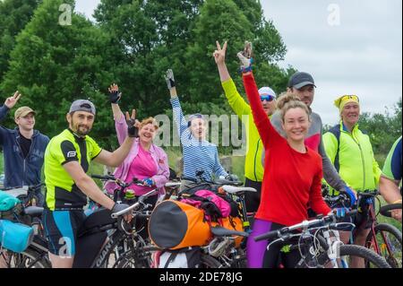 Groupe de cyclistes heureux, cyclistes voyageurs se branle, Russie, région de Kaliningrad, 13 juin 2020 Banque D'Images