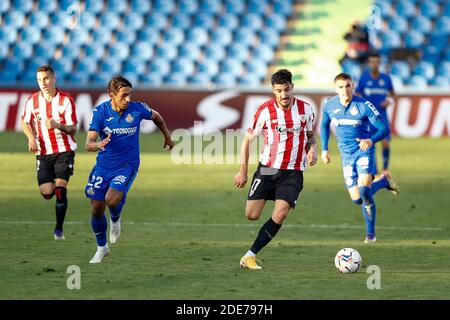 Yuri Berchiche de Athletic Club et Damian Suarez de Getafe en action pendant le championnat d'Espagne la Liga football match entre Getafe CF et Athletic Club de Bilbao le 29 novembre 2020 au stade du Colisée Alfonso Perez à Getafe, Madrid, Espagne - photo Oscar J Barroso / Espagne DPPI / DPPI / LM Banque D'Images