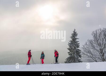 2016-12-19 Bukovel, Ukraine. Skieurs sur les pistes de la station de ski de Bukovel Banque D'Images