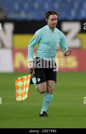 ARNHEM, PAYS-BAS - NOVEMBRE 29 : arbitre adjoint Freek Vandeursen pendant le match néerlandais Eredivisiie entre vitesse et Fortuna Sittard à Gelredo Banque D'Images