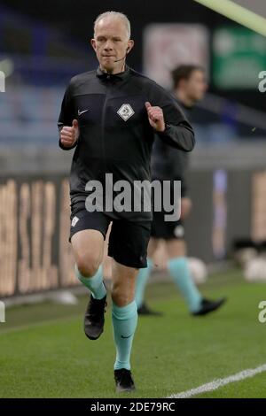 ARNHEM, PAYS-BAS - NOVEMBRE 29 : arbitre adjoint Mark Strijker lors du match hollandais entre vitesse et Fortuna Sittard à Gelredome Banque D'Images