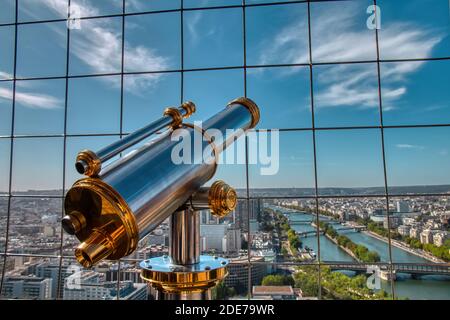 L'un des viseurs installés au sommet de la Tour Eiffel d'où vous pourrez admirer une vue imprenable sur la capitale française. Banque D'Images