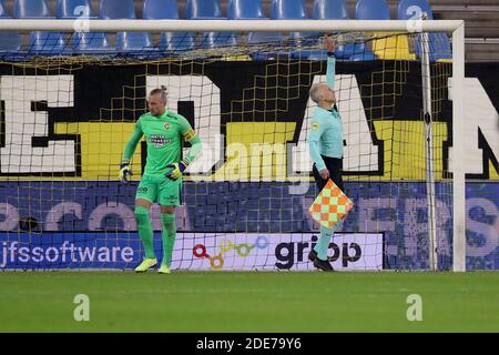 ARNHEM, PAYS-BAS - NOVEMBRE 29: (G-D) gardien de but Remko Passeer de vitesse et assistant arbitre Mark Strijker pendant le pari néerlandais Eredivisie match Banque D'Images
