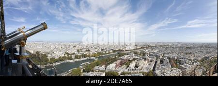 L'un des viseurs installés au sommet de la Tour Eiffel d'où vous pourrez admirer une vue imprenable sur la capitale française. Banque D'Images