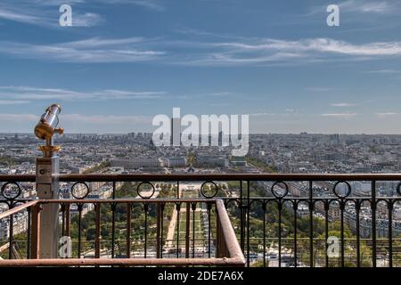 L'un des viseurs installés au sommet de la Tour Eiffel d'où vous pourrez admirer une vue imprenable sur la capitale française. Banque D'Images