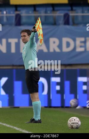 ARNHEM, PAYS-BAS - NOVEMBRE 29 : arbitre adjoint Freek Vandeursen pendant le match néerlandais Eredivisiie entre vitesse et Fortuna Sittard à Gelredo Banque D'Images