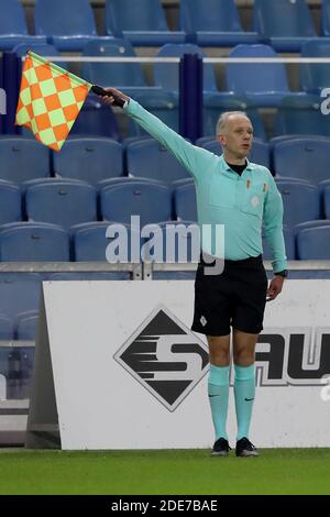 ARNHEM, PAYS-BAS - NOVEMBRE 29 : arbitre adjoint Mark Strijker lors du match hollandais entre vitesse et Fortuna Sittard à Gelredome Banque D'Images