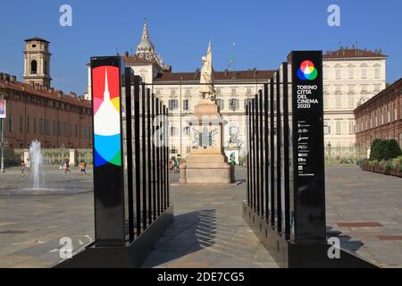 Turin, Italie - septembre 2020 : vue sur le palais royal de la place du château avec panneaux d'affichage Banque D'Images