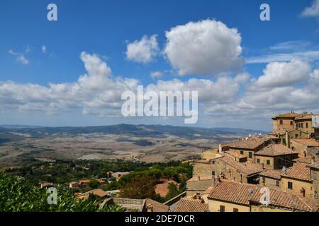 Vue imprenable sur la vallée de la Cecina depuis l'ancienne ville étrusque de Volterra dans la province de Pise, région toscane de l'Italie, dans une journée ensoleillée d'été Banque D'Images