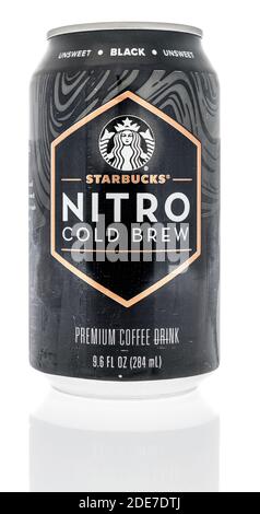 Winneconne, WI -26 novembre 2020 : une tasse de café Starbucks nitro Cold brew sur un fond isolé. Banque D'Images