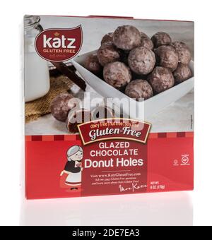 Winneconne, WI -29 novembre 2020 : un paquet de trous de beignets au chocolat glacé Katz sur un fond isolé. Banque D'Images