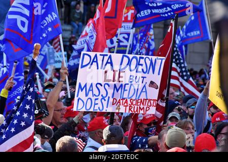 Washington DC, États-Unis. 14 novembre 2020. La marche de Mages. Les partisans de Trump avec des drapeaux et des signes politiques « les données ne mentent pas que les médias de masse le font ». Banque D'Images