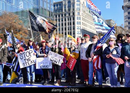 Washington DC. 14 novembre 2020. La marche de Mages. Les partisans de Trump, qui détiennent des drapeaux et des signes politiques, tiennent les élections « Halte à la volte » au Freedom Plaza. Banque D'Images