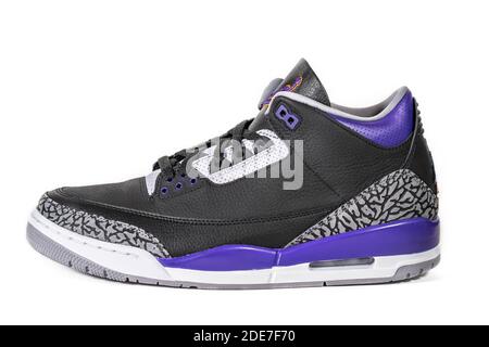 Air Jordan 3 Retro court Purple - légendaire célèbre Nike et Jordan marque rétro basket-ball ou chaussures de sport, maintenant chaussures de mode et de style de vie : Moscou, Russie - novembre 2020. Banque D'Images