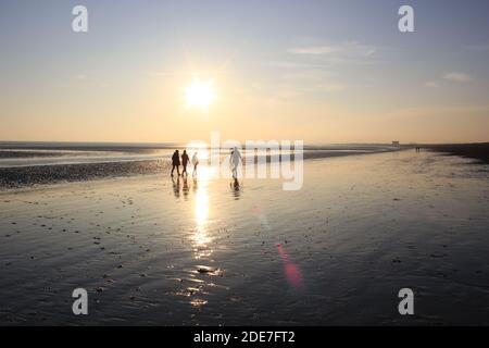 Pett Level Beach au coucher du soleil. Avec piscine d'eau de mer et rochers en premier plan. Winchelsea Beach rencontre les falaises une forêt pétrifiée visible à basse altitude Banque D'Images