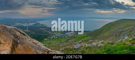 Vue panoramique au lever du soleil sur la mer de Galilée, depuis l'ouest (mont Arbel). Nord d'Israël Banque D'Images