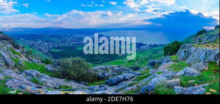 Vue panoramique du matin sur la partie nord de la mer de Galilée et le village de Migdal, depuis le mont Arbel. Nord d'Israël Banque D'Images