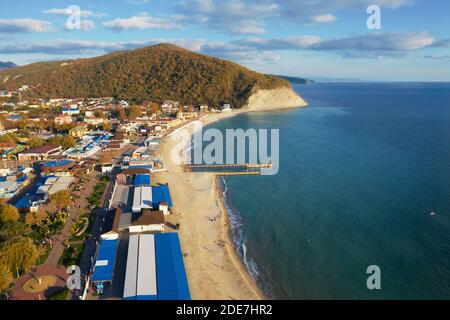 Belle vue aérienne de la plage et du littoral d'Arkhipo-Osipovka avec montagnes et mer, côte de mer noire, station balnéaire pour les vacances et le plaisir. Banque D'Images