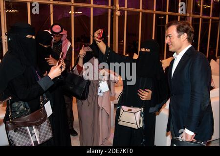 Renaud Capucon, violon français, pose pour selfies avec des saoudiennes après son concert au théâtre Al Maraya, à Al Ula, Arabie Saoudite, le 4 janvier 2019, dans le cadre du festival « Winter at Tantora ». Photo par Ammar Abd Rabbo/ABACAPRESS.COM Banque D'Images