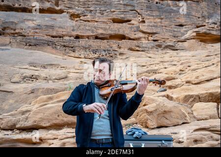 L-R : le violon français Renaud Capucon, se produit sur le site de 'Jabal Imakh', à Al Ula, en Arabie Saoudite, le 5 janvier 2019, dans le cadre du festival 'Winter at Tantora'. Photo par Ammar Abd Rabbo/ABACAPRESS.COM Banque D'Images