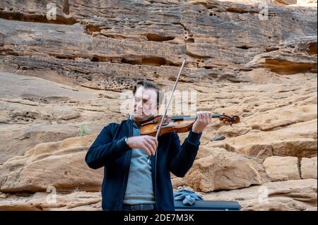 L-R : le violon français Renaud Capucon, se produit sur le site de 'Jabal Imakh', à Al Ula, en Arabie Saoudite, le 5 janvier 2019, dans le cadre du festival 'Winter at Tantora'. Photo par Ammar Abd Rabbo/ABACAPRESS.COM Banque D'Images
