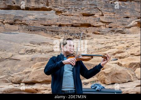L-R : le violon français Renaud Capucon, se produit sur le site de 'Jabal Imakh', à Al Ula, en Arabie Saoudite, le 5 janvier 2019, dans le cadre du festival 'Winter at Tantora'. Photo par Ammar Abd Rabbo/ABACAPRESS.COM Banque D'Images