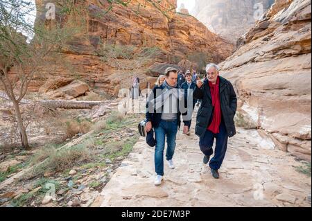 L-R : le violon français Renaud Capucon et Jacques Attali visitent le site 'Jabal Imakh', à Al Ula, Arabie Saoudite, le 5 janvier 2019, dans le cadre du festival 'Winter at Tantora'. Photo par Ammar Abd Rabbo/ABACAPRESS.COM Banque D'Images