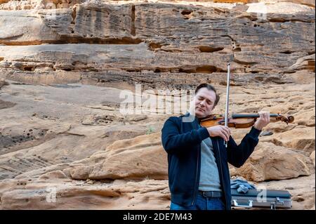 L-R : le violon français Renaud Capucon, se produit sur le site de 'Jabal Imakh', à Al Ula, en Arabie Saoudite, le 5 janvier 2019, dans le cadre du festival 'Winter at Tantora'. Photo par Ammar Abd Rabbo/ABACAPRESS.COM Banque D'Images
