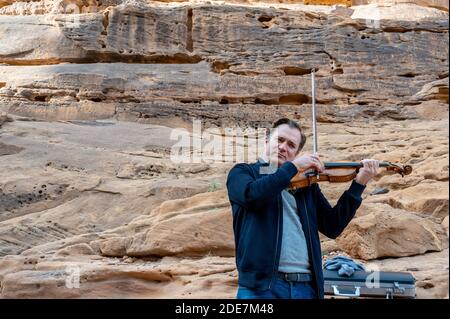 L-R : le violon français Renaud Capucon, se produit sur le site de 'Jabal Imakh', à Al Ula, en Arabie Saoudite, le 5 janvier 2019, dans le cadre du festival 'Winter at Tantora'. Photo par Ammar Abd Rabbo/ABACAPRESS.COM Banque D'Images