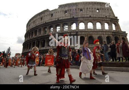 Des centaines de personnes de toute l'Europe vêtues de costumes anciens de style romain ont pris part à une parade historique par les ruines des forums romains pour célébrer la naissance de Rome que la tradition affirme a été fondée le 21 avril. En 753 BC.gladiateurs, les guerriers et quelques barbares ont défilé le long L'ancienne route militaire Appia Antica de Rome vers le cirque de Maxim, le Colisée et les forums pour marquer l'anniversaire de la ville. Rome, Italie. 4/2004 photo: Eric Vandeville/ABACAPRESS.COM Banque D'Images