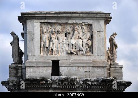 L'Arc de Constantine à Rome, Italie, le 2017 décembre. C'est une arche triomphale de Rome, située entre le Colisée et le Mont Palatin. Il a été érigé par le Sénat romain pour commémorer la victoire de Constantine I sur Maxentius à la bataille du pont de Milvian en 312. Dédiée en 315, elle est la plus grande arche triomphale romaine. L'arche s'étend sur la via triomphalis, la voie prise par les empereurs lorsqu'ils sont entrés dans la ville en triomphe.photo: Eric Vandeville/ABACAPRESS.COM Banque D'Images