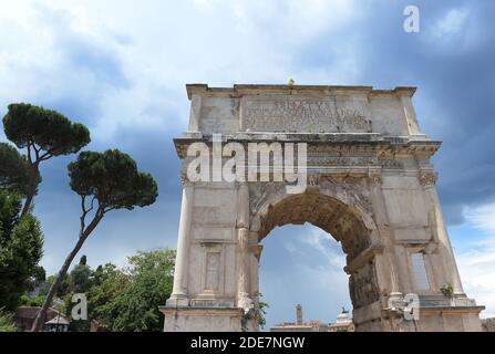 L'Arc de Titus sur la via Sacra dans le Forum romain de Rome, Italie (6/2018) construit en ANNONCE 82 de l'empereur Domitian peu après la mort de son frère aîné Titus pour commémorer les victoires de Titus photo: Eric Vandeville/ABACAPRESS.COM Banque D'Images