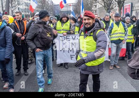 Les manifestants portant une veste jaune participent à la 9e manifestation du mouvement de protestation des Gilets Jaunes à Paris. Environ 8,000 personnes ont marché entre Bercy et la place de l'Etoile dans un calme relatif. Paris, France, le 12 janvier 2019. Photo de Samuel Boivin / ABACAPRESS.COM Banque D'Images