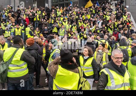 Les manifestants portant une veste jaune participent à la 9e manifestation du mouvement de protestation des Gilets Jaunes à Paris. Environ 8,000 personnes ont marché entre Bercy et la place de l'Etoile dans un calme relatif. Paris, France, le 12 janvier 2019. Photo de Samuel Boivin / ABACAPRESS.COM Banque D'Images