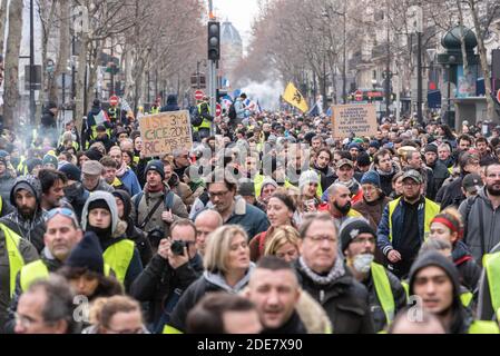 Les manifestants portant une veste jaune participent à la 9e manifestation du mouvement de protestation des Gilets Jaunes à Paris. Environ 8,000 personnes ont marché entre Bercy et la place de l'Etoile dans un calme relatif. Paris, France, le 12 janvier 2019. Photo de Samuel Boivin / ABACAPRESS.COM Banque D'Images