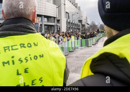 Les manifestants portant une veste jaune participent à la 9e manifestation du mouvement de protestation des Gilets Jaunes à Paris. Environ 8,000 personnes ont marché entre Bercy et la place de l'Etoile dans un calme relatif. Paris, France, le 12 janvier 2019. Photo de Samuel Boivin / ABACAPRESS.COM Banque D'Images