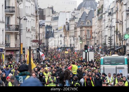 Les manifestants portant une veste jaune participent à la 9e manifestation du mouvement de protestation des Gilets Jaunes à Paris. Environ 8,000 personnes ont marché entre Bercy et la place de l'Etoile dans un calme relatif. Paris, France, le 12 janvier 2019. Photo de Samuel Boivin / ABACAPRESS.COM Banque D'Images