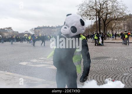 Les manifestants portant une veste jaune participent à la 9e manifestation du mouvement de protestation des Gilets Jaunes à Paris. Environ 8,000 personnes ont marché entre Bercy et la place de l'Etoile dans un calme relatif. Paris, France, le 12 janvier 2019. Photo de Samuel Boivin / ABACAPRESS.COM Banque D'Images