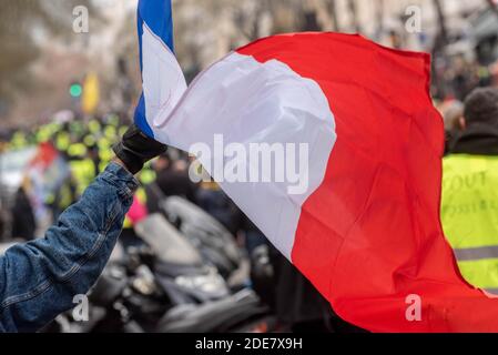 Les manifestants portant une veste jaune participent à la 9e manifestation du mouvement de protestation des Gilets Jaunes à Paris. Environ 8,000 personnes ont marché entre Bercy et la place de l'Etoile dans un calme relatif. Paris, France, le 12 janvier 2019. Photo de Samuel Boivin / ABACAPRESS.COM Banque D'Images