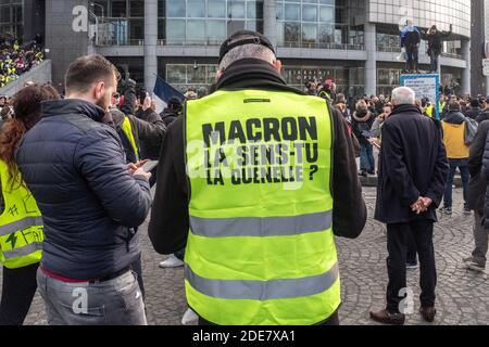 Les manifestants portant une veste jaune participent à la 9e manifestation du mouvement de protestation des Gilets Jaunes à Paris. Environ 8,000 personnes ont marché entre Bercy et la place de l'Etoile dans un calme relatif. Un démonstrateur porte un gilet jaune qui indique « Macron pouvez-vous sentir la quenelle ? ». Paris, France, le 12 janvier 2019. Photo de Samuel Boivin / ABACAPRESS.COM Banque D'Images